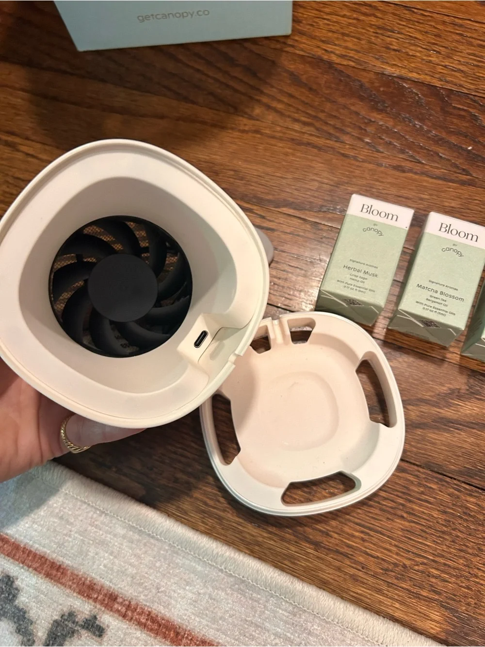 Bloom White USB Aroma Diffuser with Two Bloom Signature Oils - Picture 11 of 12